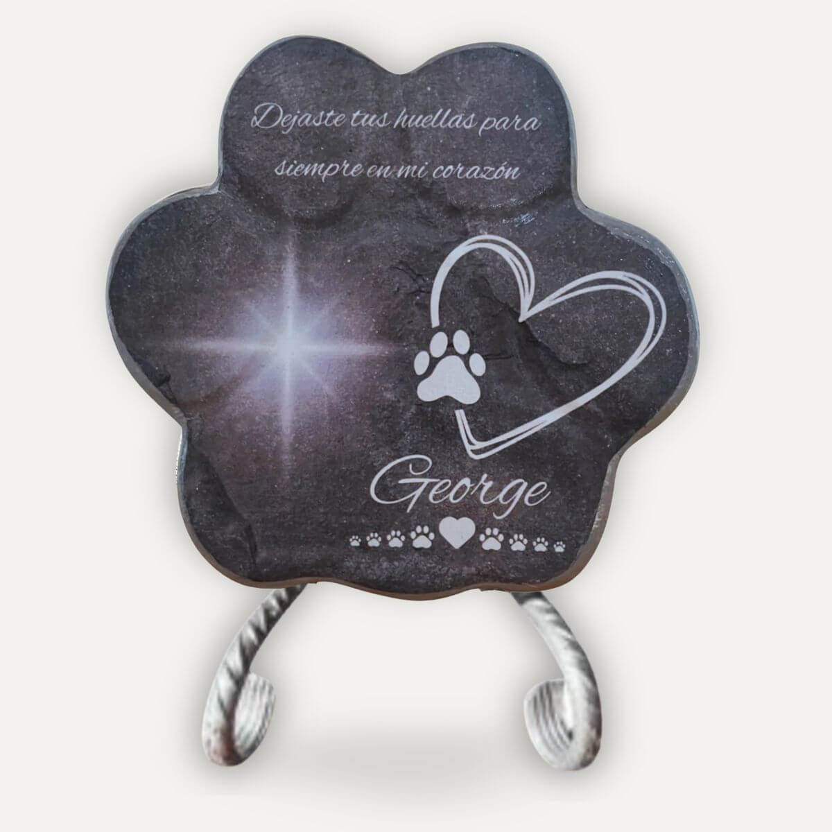 Placa conmemorativa personalizada para mascotas en color gris tipo piedra con foto, nombre, diseño de corazón, con soporte, huellas y efecto estrella brillante para recordar a un perro o gato especial.