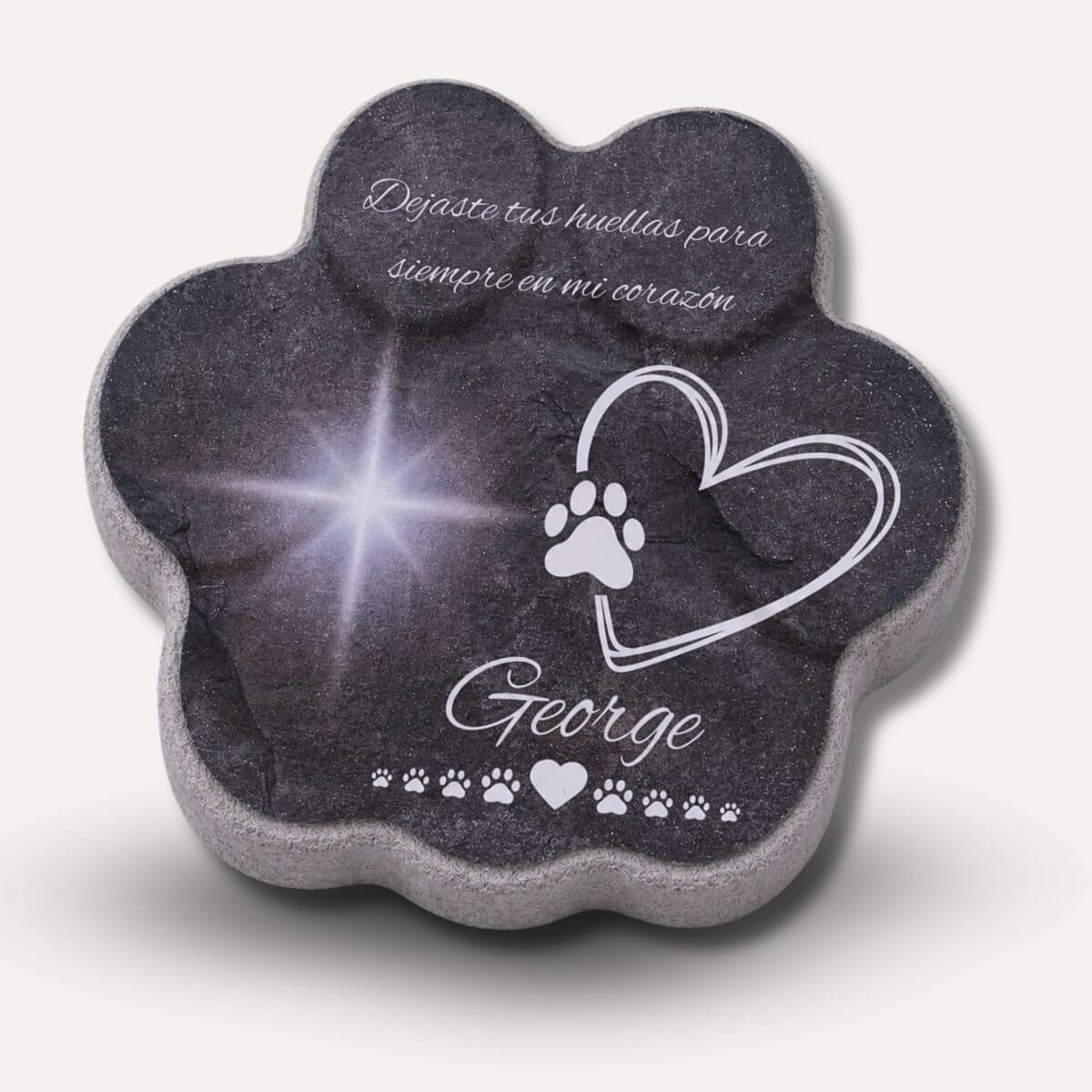 Placa conmemorativa personalizada para mascotas en color gris tipo piedra con foto, nombre, diseño de corazón, huellas y efecto estrella brillante para recordar a un perro o gato especial.