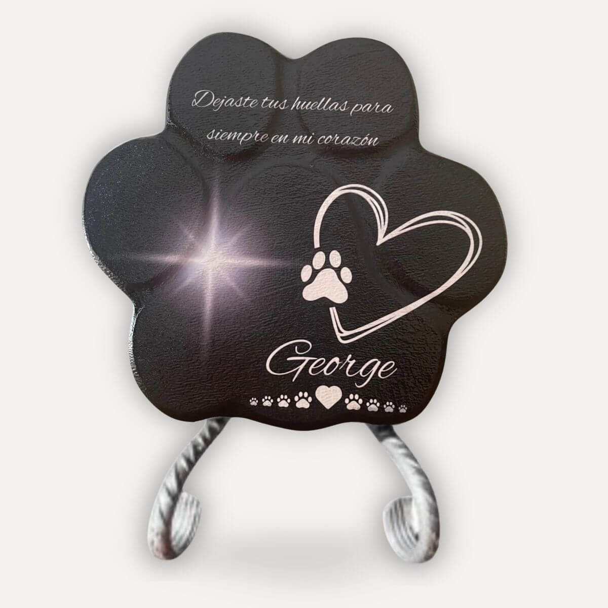 Placa conmemorativa personalizada para mascotas en color negro tipo piedra con foto, nombre, diseño de corazón, con soporte, huellas y efecto estrella brillante para recordar a un perro o gato especial.