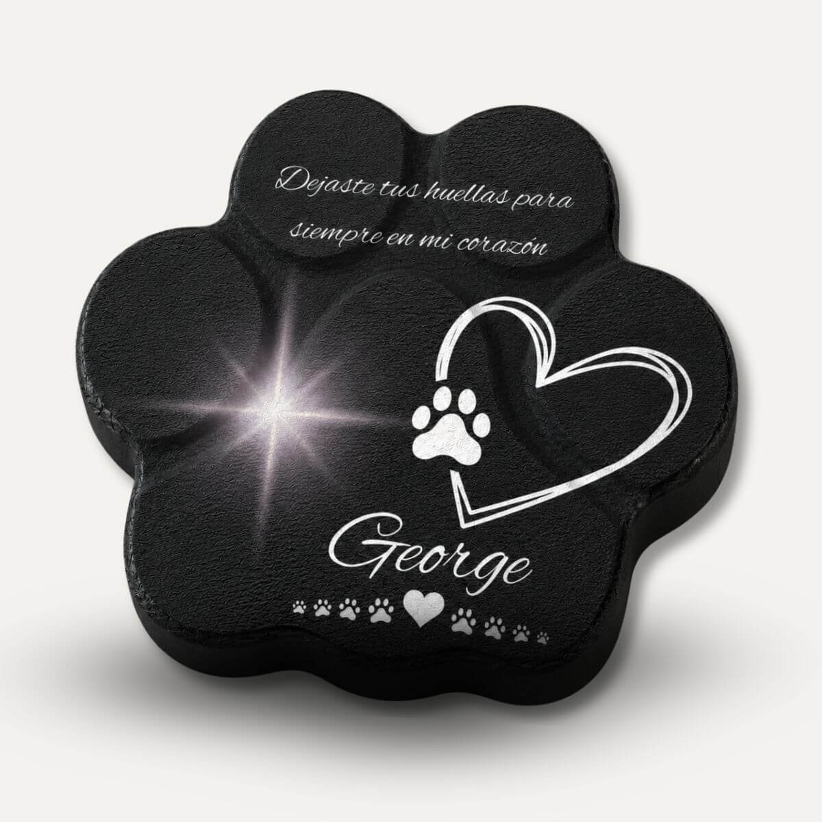 Placa conmemorativa personalizada para mascotas en color negro tipo piedra con foto, nombre, diseño de corazón, huellas y efecto estrella brillante para recordar a un perro o gato especial.