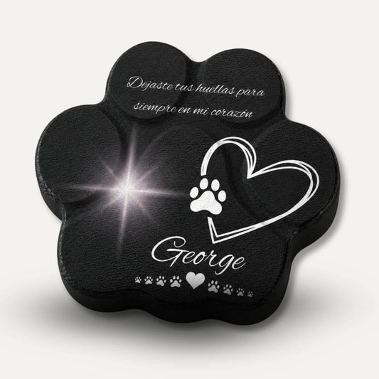 Placa conmemorativa personalizada para mascotas en color negro tipo piedra con foto, nombre, diseño de corazón, huellas y efecto estrella brillante para recordar a un perro o gato especial.