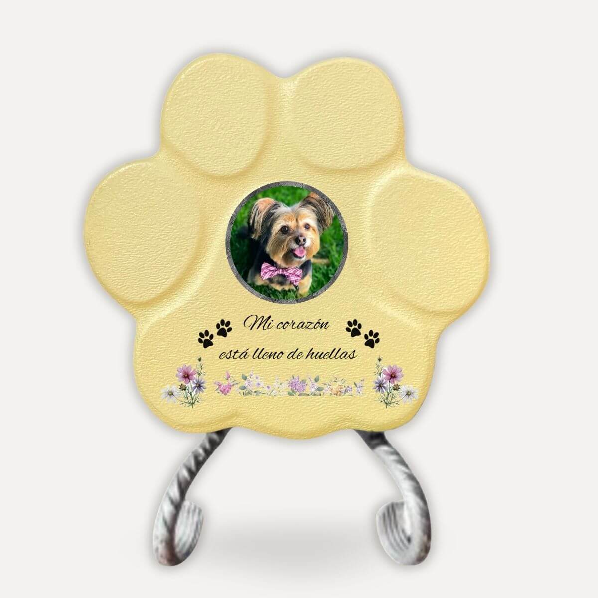 Lápida memorial para perro con soporte y foto personalizada sobre huella amarilla con diseño floral