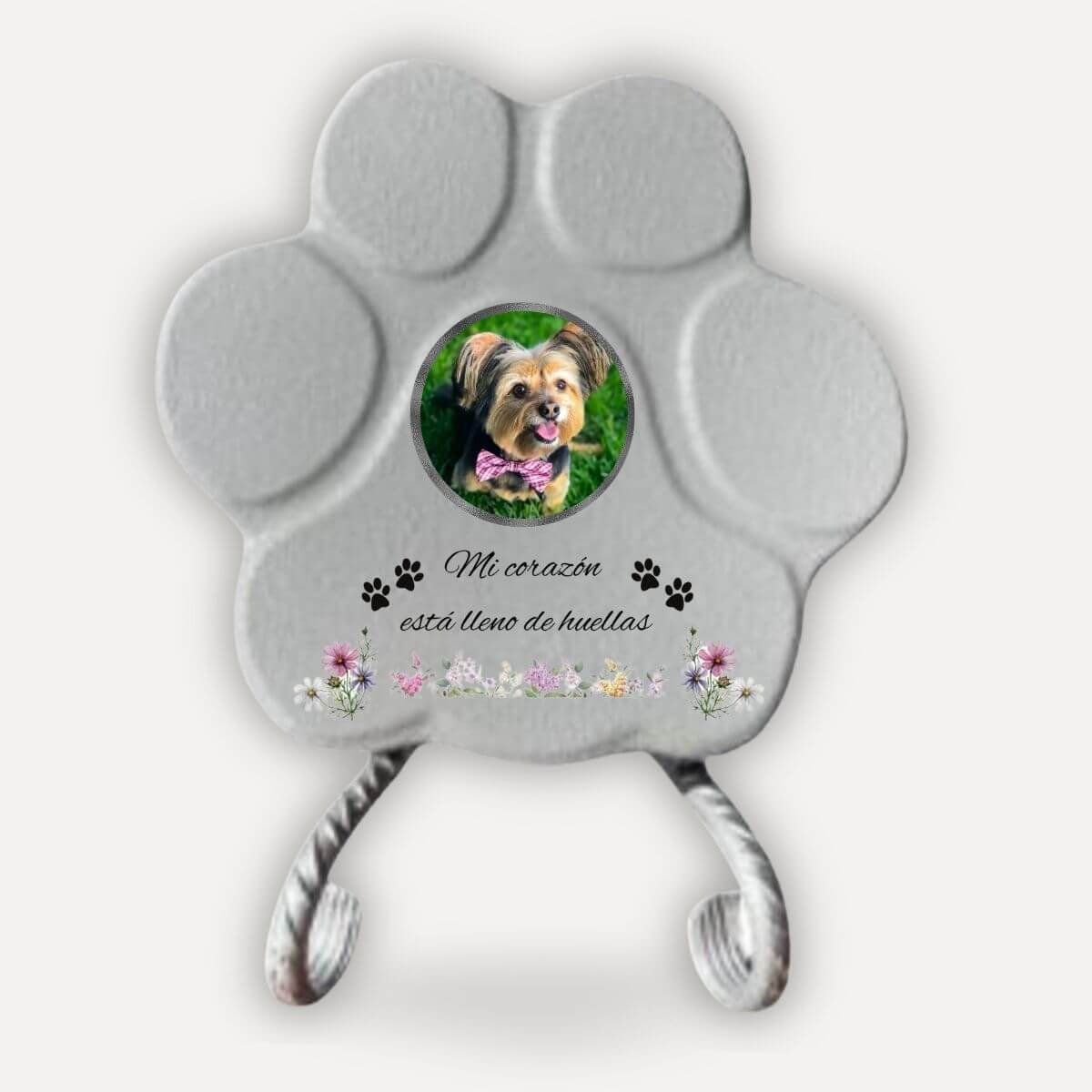 Lápida memorial para perro con soporte y foto personalizada sobre huella gris con diseño floral