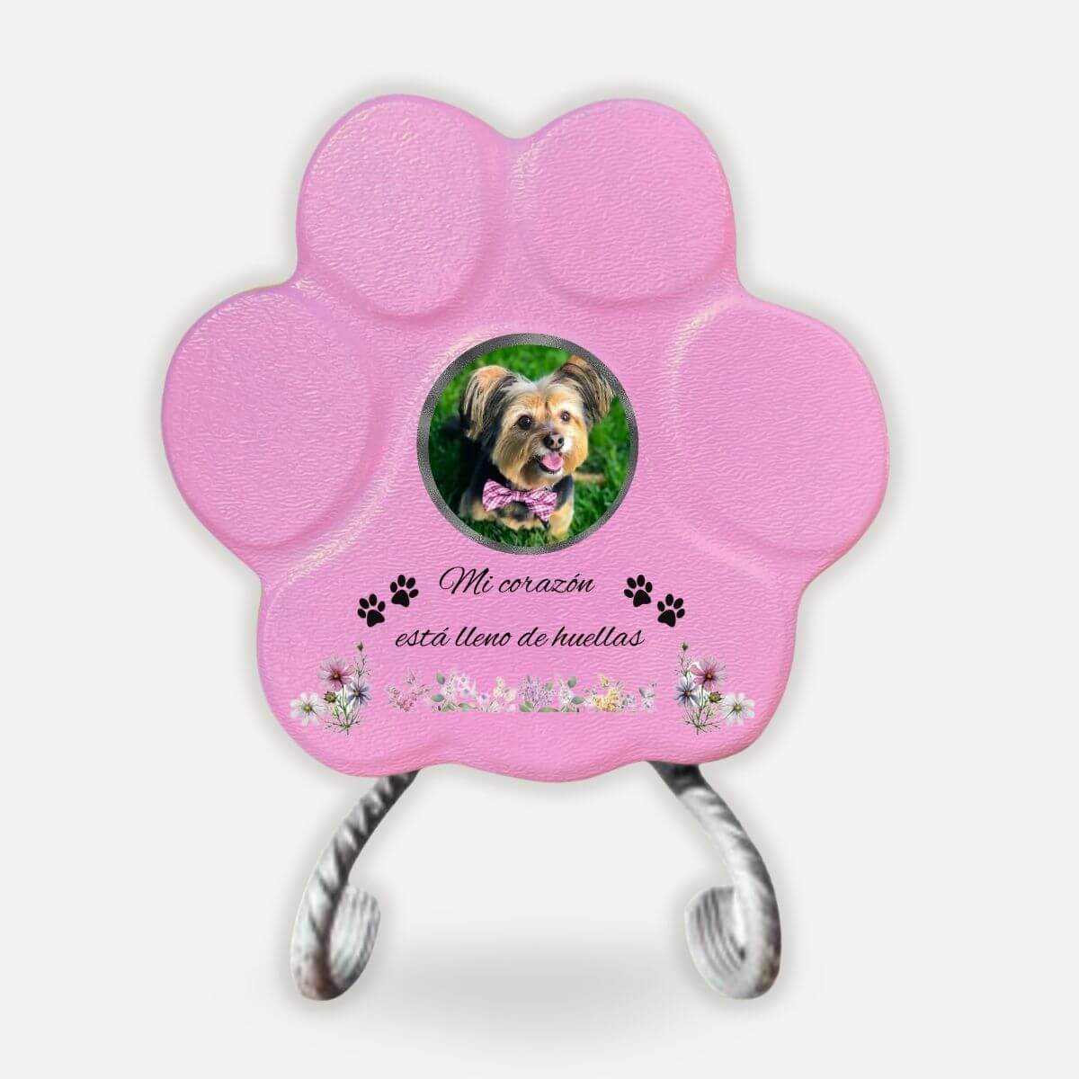 Lápida memorial para perro con soporte y foto personalizada sobre huella rosa con diseño floral