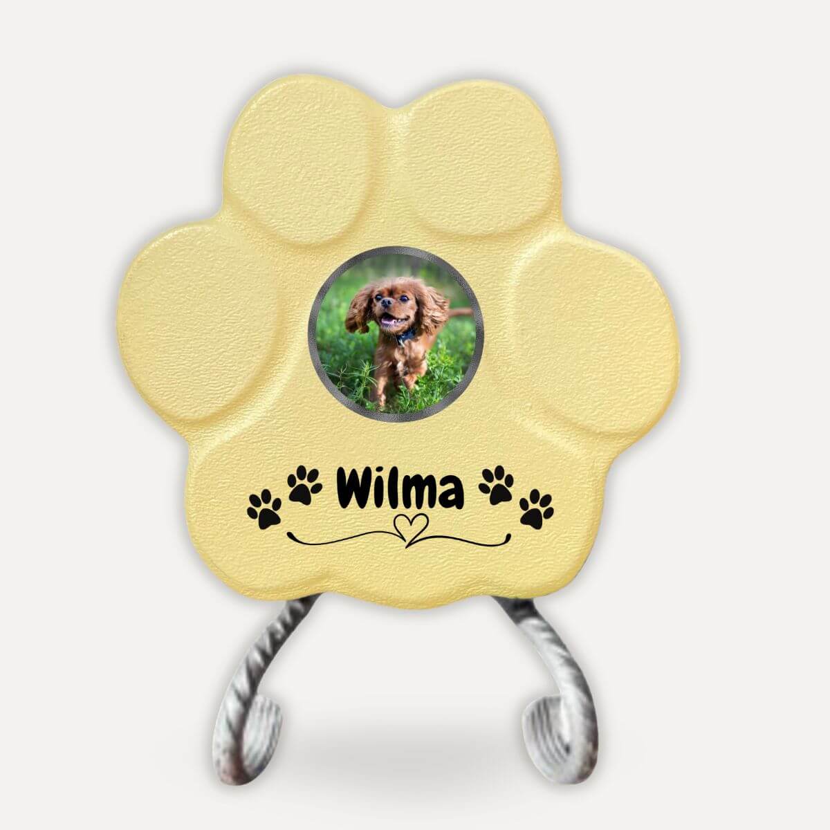 Huella conmemorativa amarilla para perros con foto personalizada y nombre decorado con patitas sobre soporte