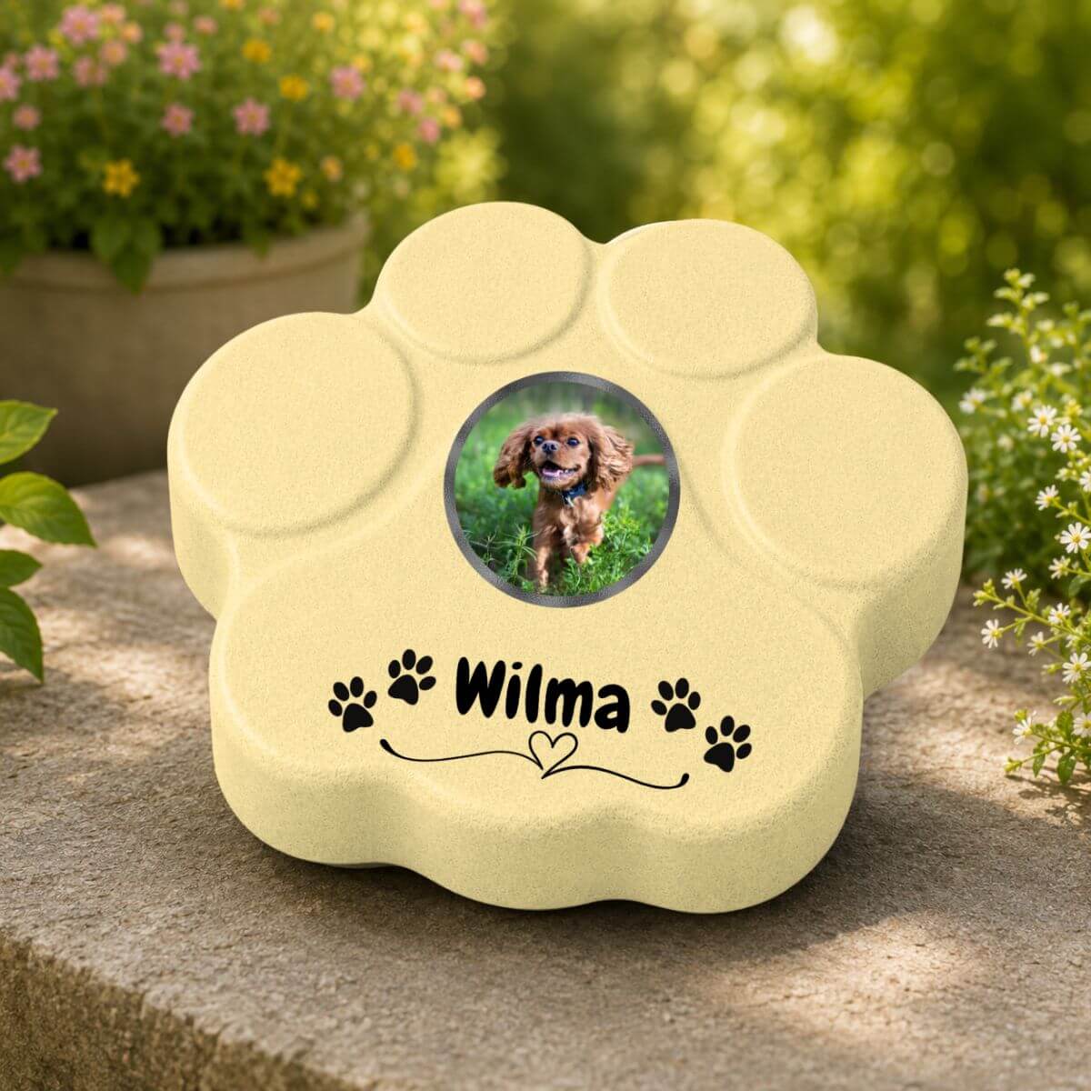 Huella conmemorativa amarilla para perros con foto personalizada y nombre decorado con patitas para jardín