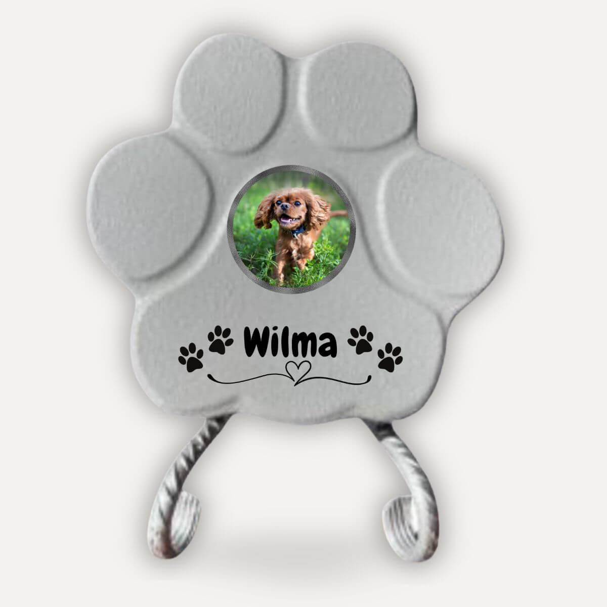 Huella conmemorativa gris para perros con foto personalizada y nombre decorado con patitas sobre soporte