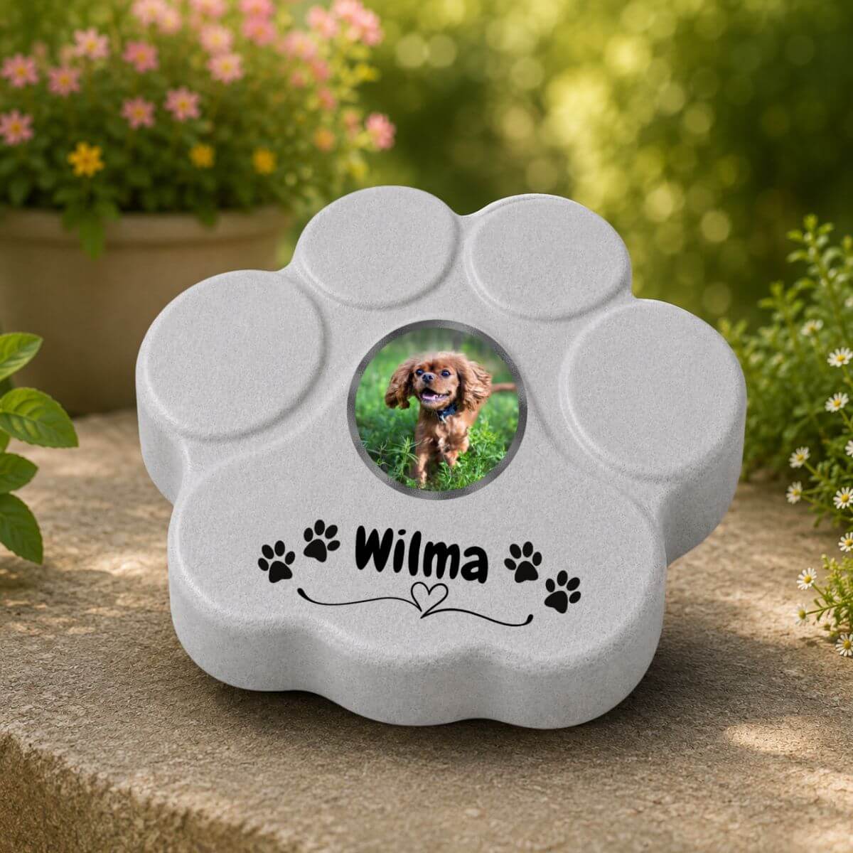 Huella conmemorativa gris para perros con foto personalizada y nombre decorado con patitas para jardín