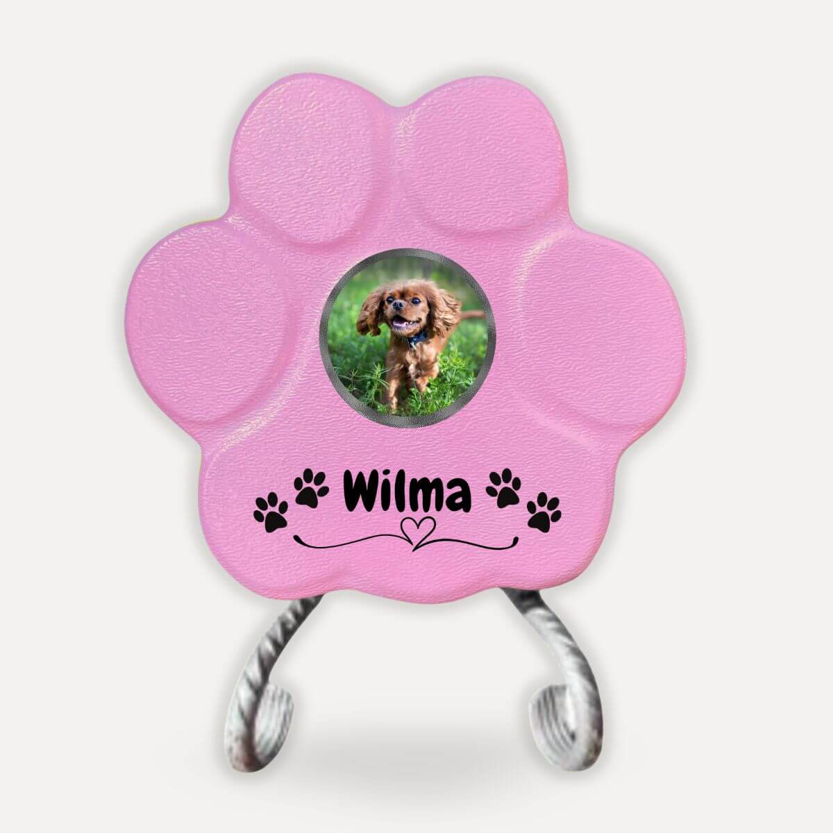 Huella conmemorativa rosa para perros con foto personalizada y nombre decorado con patitas sobre soporte