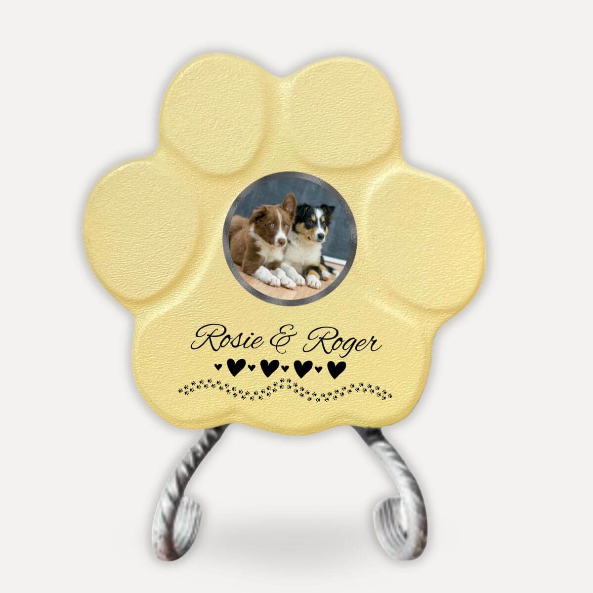 Huella conmemorativa amarilla para perros con foto personalizada y nombres múltiples sobre soporte decorativo