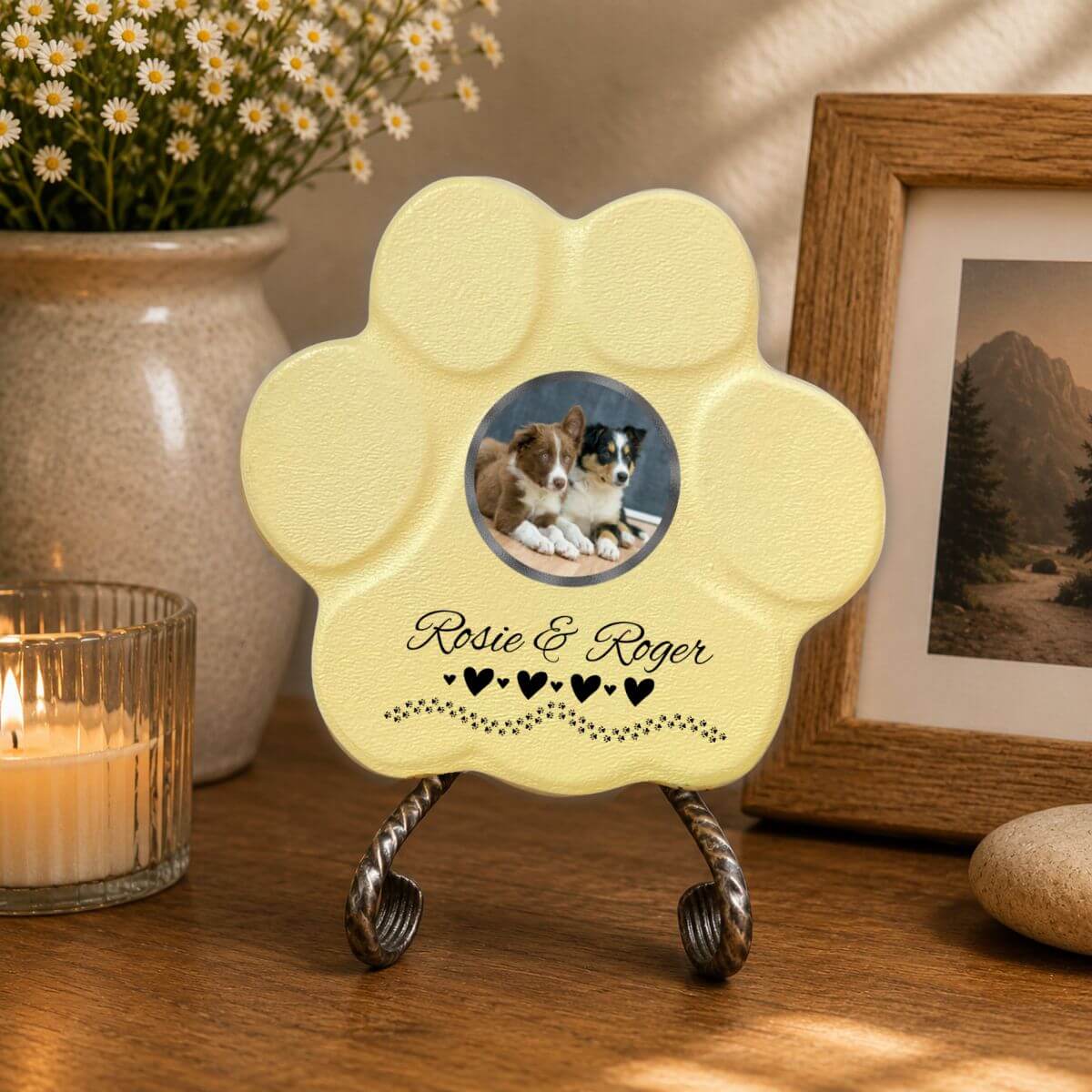 Huella conmemorativa amarilla para perros con foto personalizada y nombres decorados con corazones para hogar