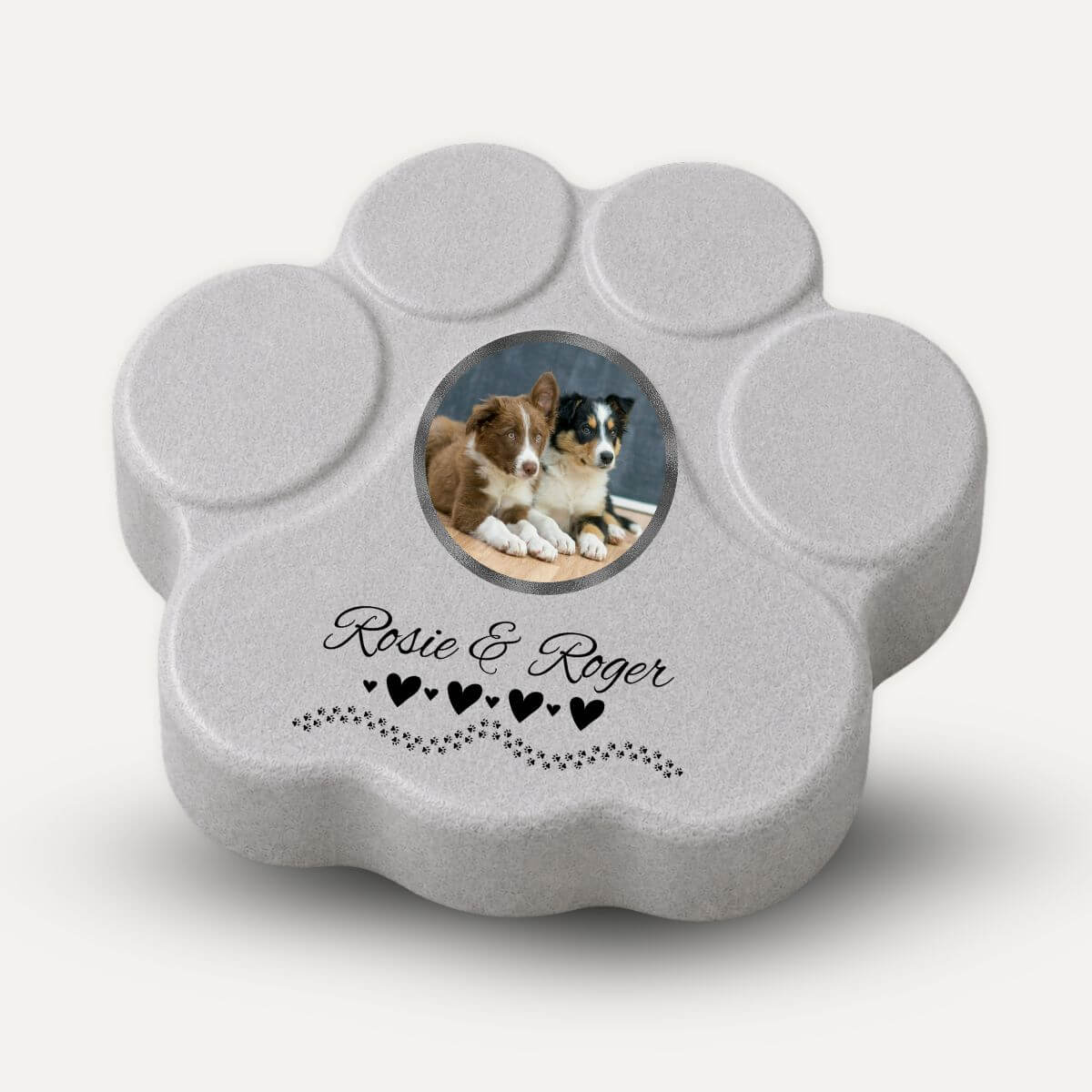 Huella conmemorativa gris para perros con foto personalizada y nombres decorados con corazones