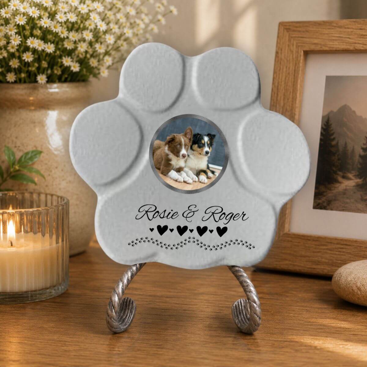 Huella conmemorativa gris para perros con foto personalizada y nombres decorados con corazones para hogar