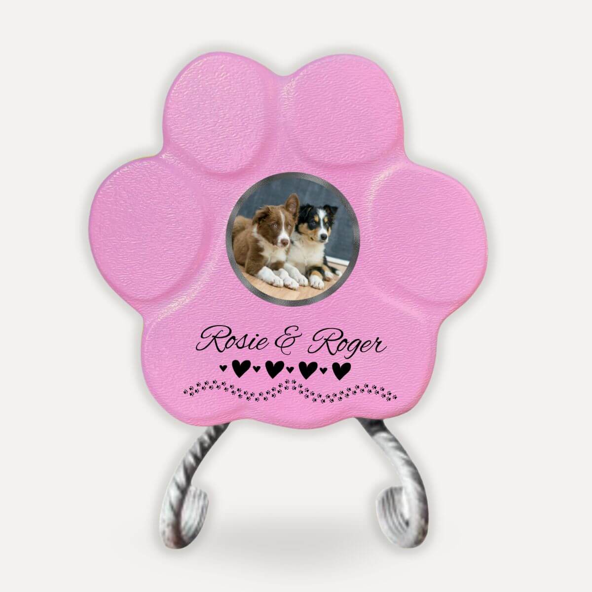 Huella conmemorativa rosa para perros con foto personalizada y nombres múltiples sobre soporte decorativo