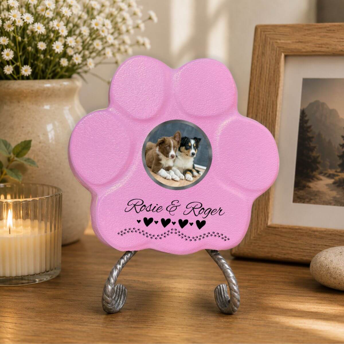 Huella conmemorativa rosa para perros con foto personalizada y nombres decorados con corazones para hogar