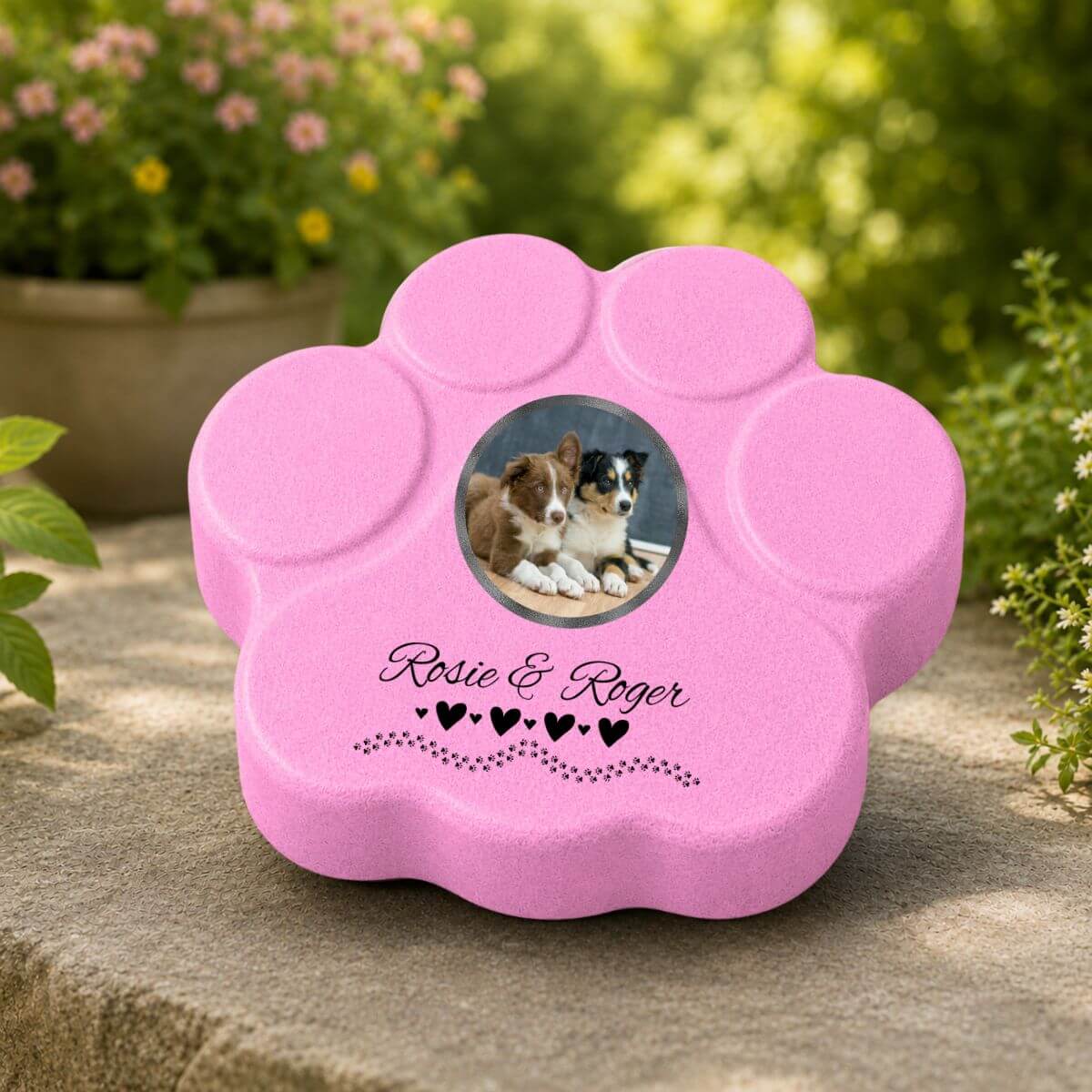 Huella conmemorativa rosa para perros con foto personalizada y nombres decorados con corazones para jardín