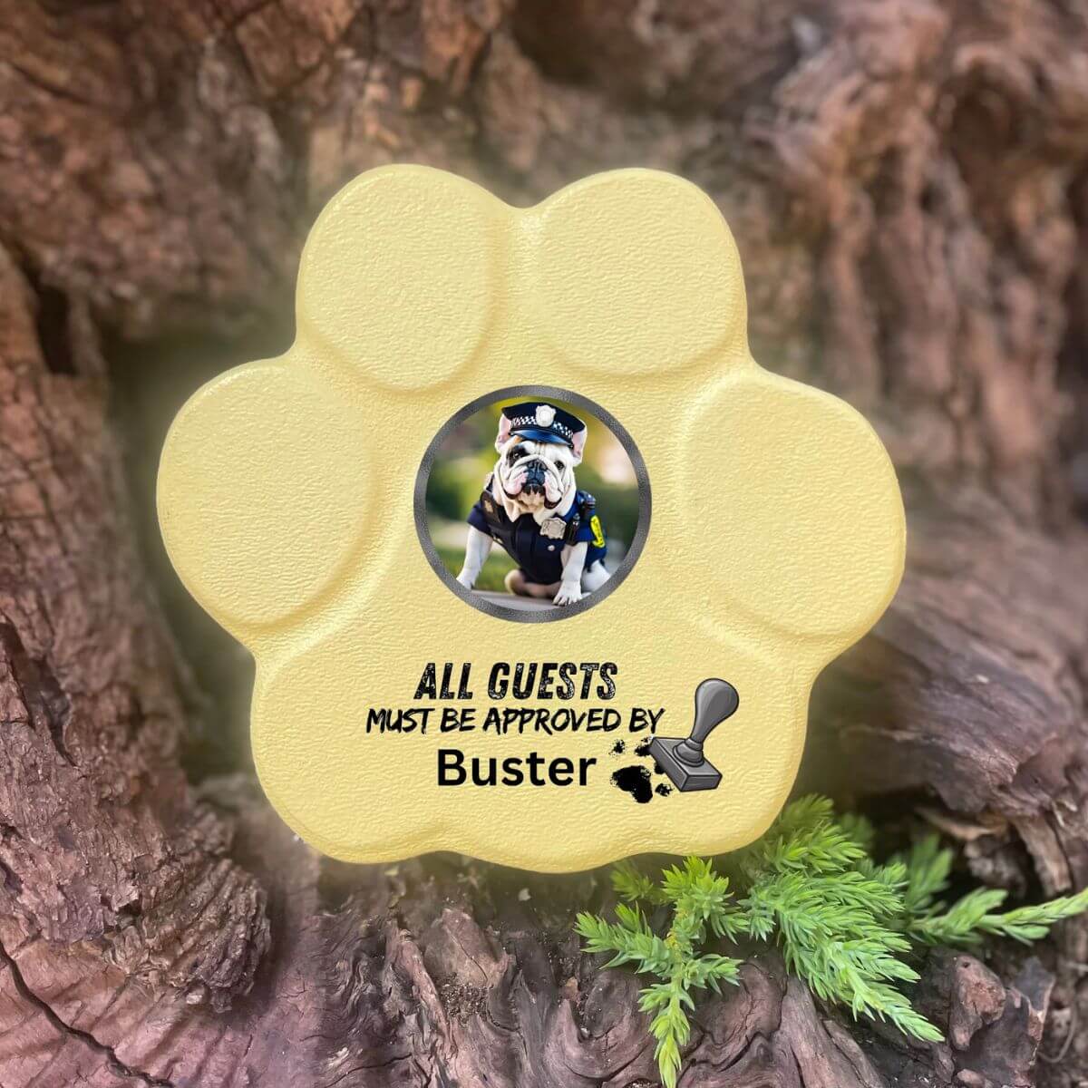 Placa divertida con frase “Todos los invitados deben ser admitidos por...”, tamaño pequeño, color amarillo, sin soporte