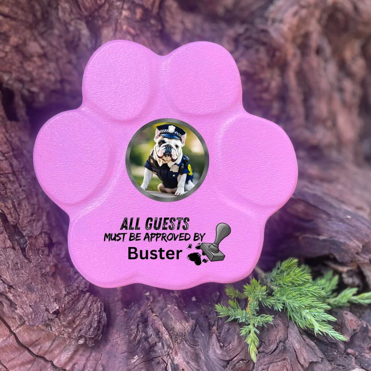 Placa divertida con frase “Todos los invitados deben ser admitidos por...”, tamaño pequeño, color rosa, sin soporte