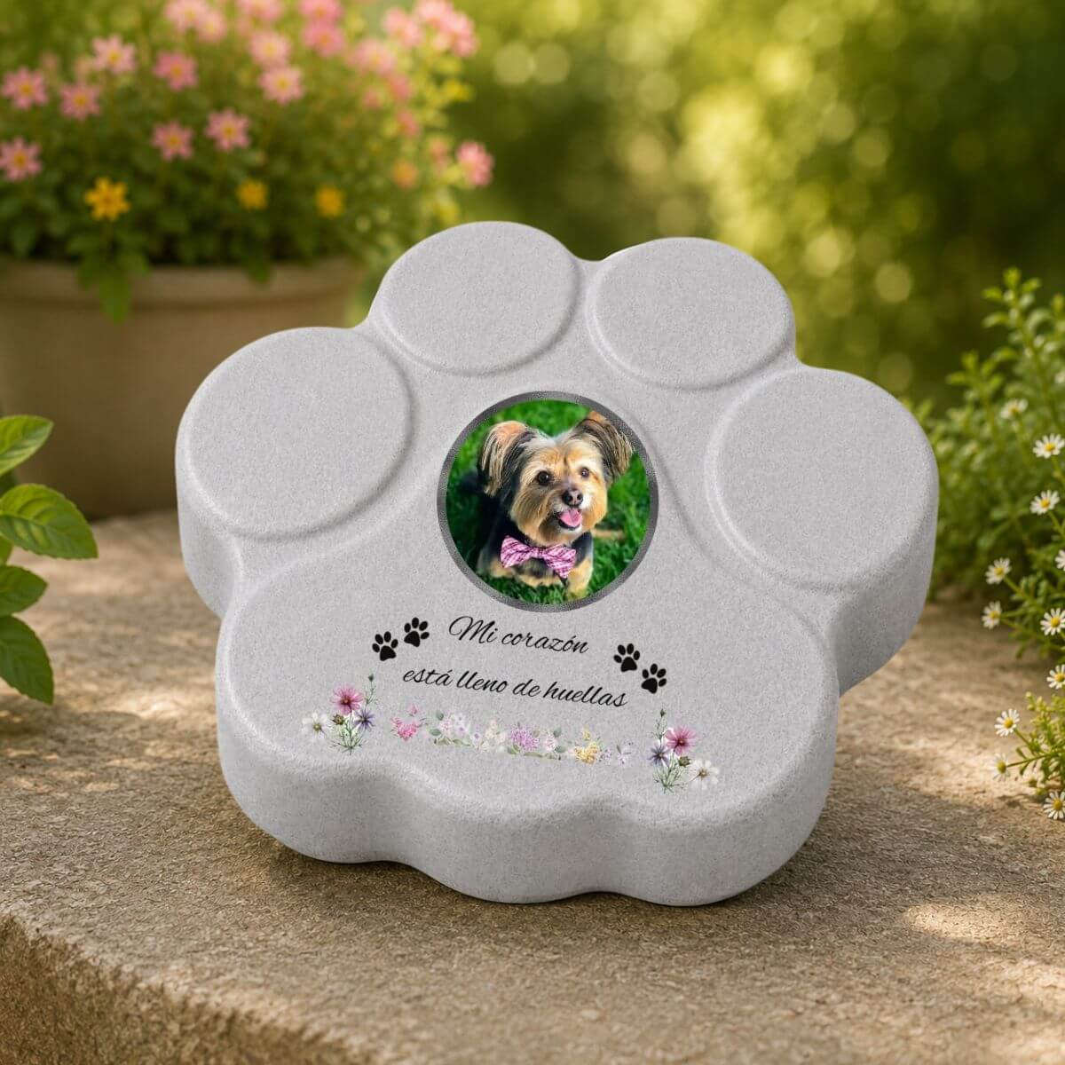 Lápida para jardín de perro personalizada con foto y flores en huella gris de hormigón