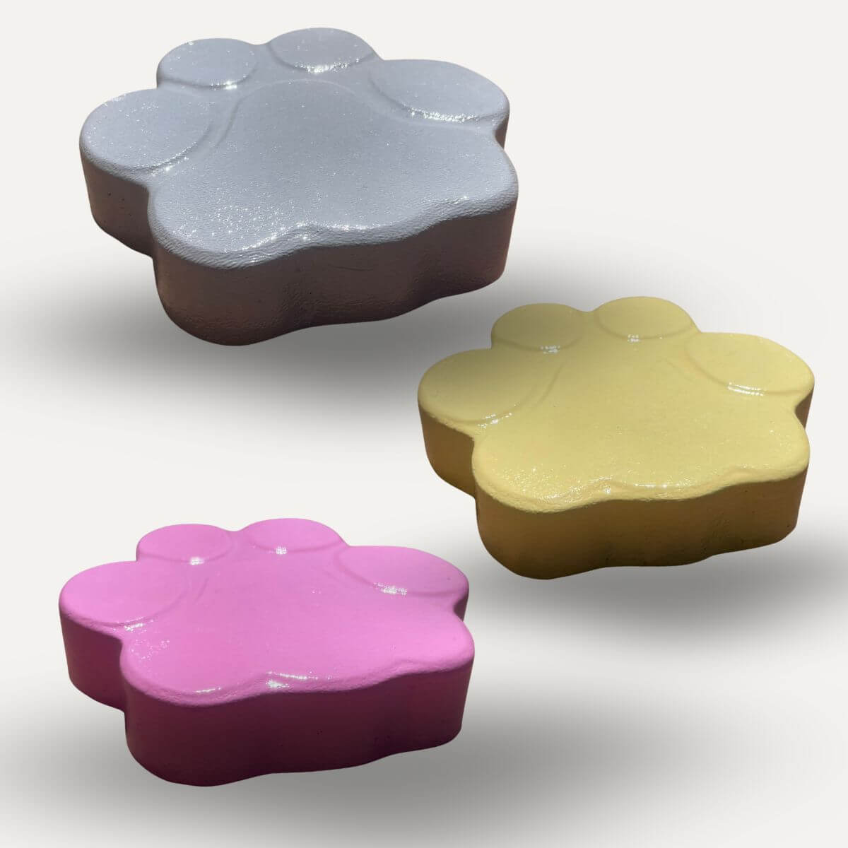 Placas memoriales para mascotas en colores gris, rosa y amarillo con diseño de huella personalizada para perro o gato