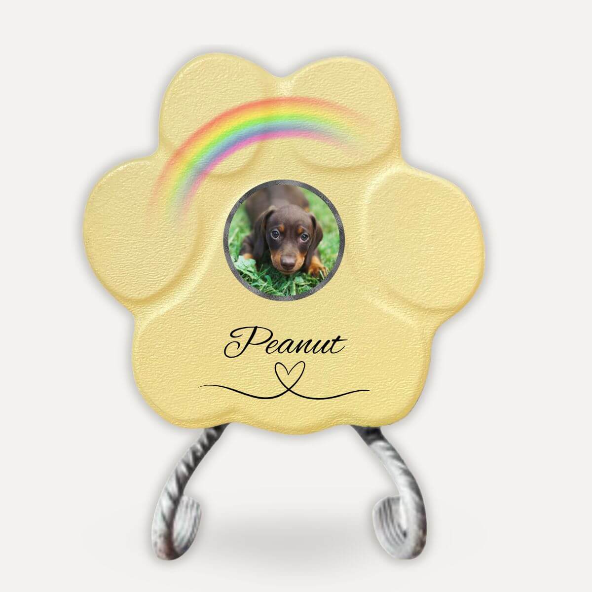 Placa memorial para perro con foto personalizada en forma de huella amarilla sobre soporte decorativo con arcoíris