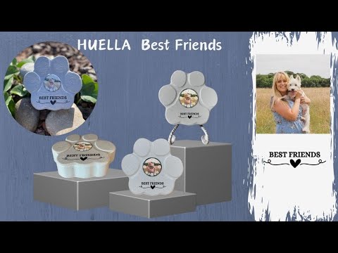 Video que muestra en tamaño real una huella de piedra personalizada con la frase "Best Friends" y una imagen de muestra impresa de una persona con su mascota. Regalo único para amantes de los animales, ideal para ver la calidad y tamaño del producto antes de personalizarlo.