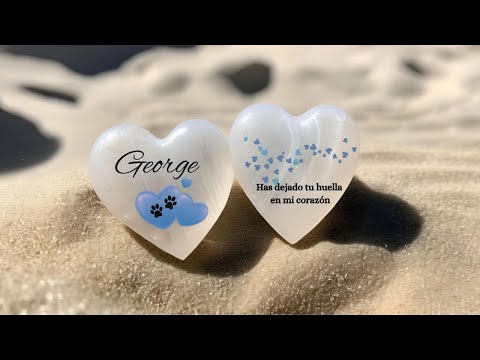 Video del corazón de selenita personalizado con nombre, huellas y corazones, mostrando su tamaño real, ambas caras y su caja de madera. Recuerdo emotivo para mascotas.