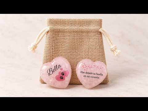 Corazón de cuarzo rosa personalizado mostrando el nombre, las huellas y el mensaje de recuerdo para mascota